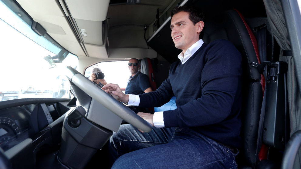 Albert Rivera, al volante de un camión durante un encuentro con transportistas. (Foto: EFE)
