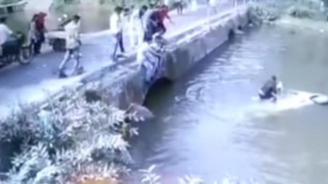 Facebook: Un hombre lanza a su hijo a un puente para salvarlo