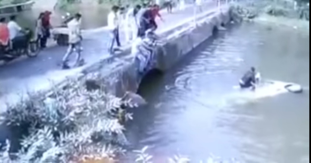 Facebook: Un hombre lanza a su hijo a un puente para salvarlo