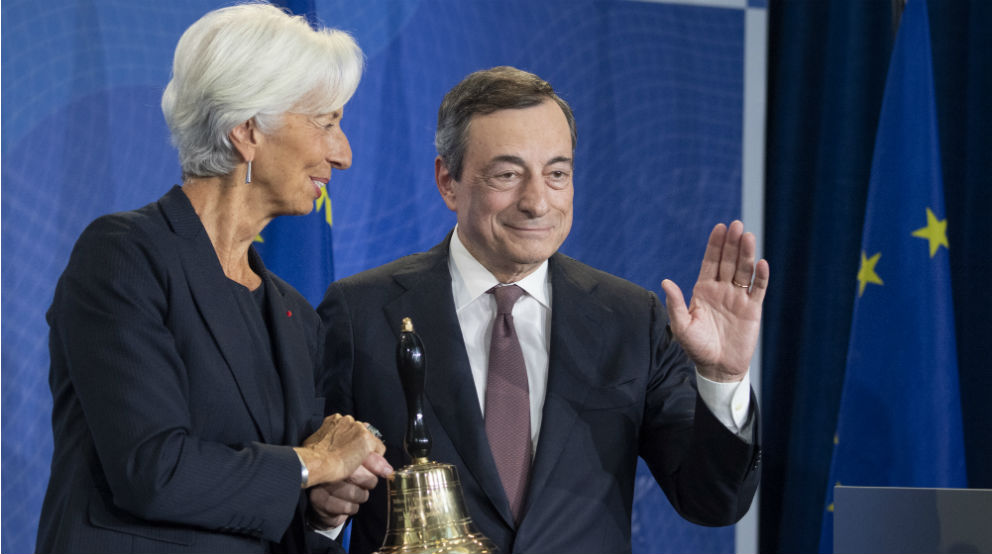 Mario Draghi entrega a Christine Lagarde la campana para llamar al orden en las reuniones del BCE