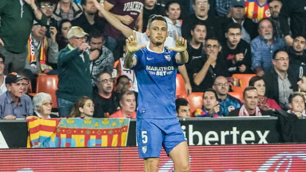 Lucas Ocampos celebra un gol en Mestalla (Sevilla Fútbol Club)