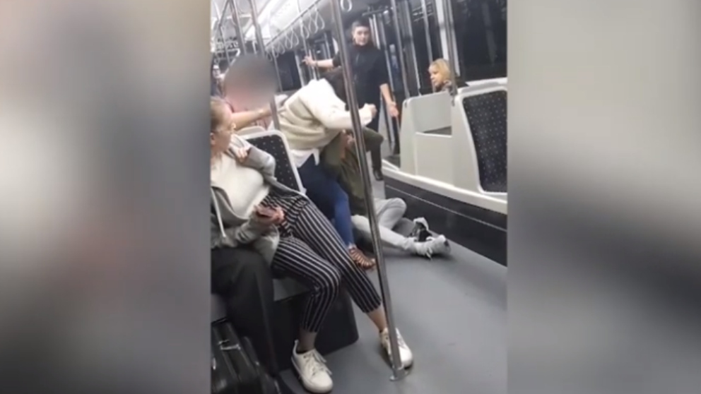 Facebook: Una pareja acaba a golpes en un autobús