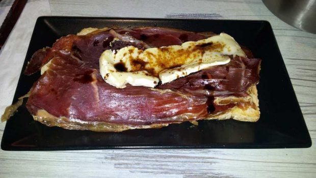 Cecina, queso de cabra y tomate confitado Receta-de-cecina-queso-de-cabra-y-tomate-confitado-1-620x349