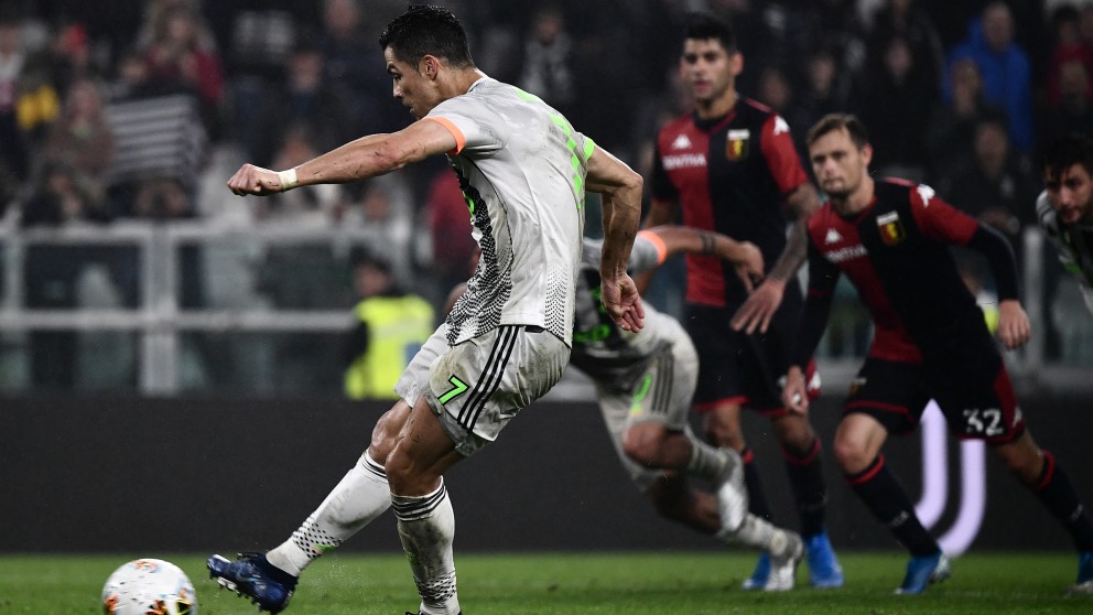 Cristiano Ronaldo ejecuta el polémico penalti que sufrió en el Juventus – Genoa. (AFP)