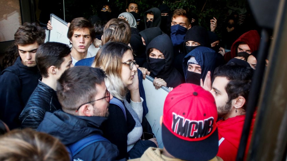 Un grupo de separatistas encapuchados impiden el acceso a la Pompeu Fabra
