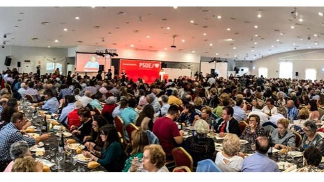 Así llena el PSOE sus actos electorales en Extremadura: invitando a comer a la tercera edad