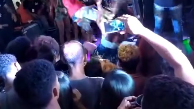 Facebook: Deja inconsciente a su novia por bailar de forma provocativa