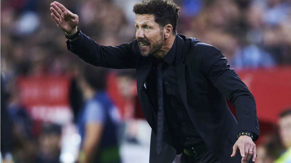 Simeone da instrucciones durante el Sevilla-Atlético. (Getty)