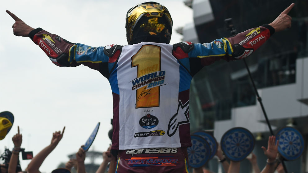 Álex Márquez celebra el título de campeón del mundo de MotoGP. (AFP)
