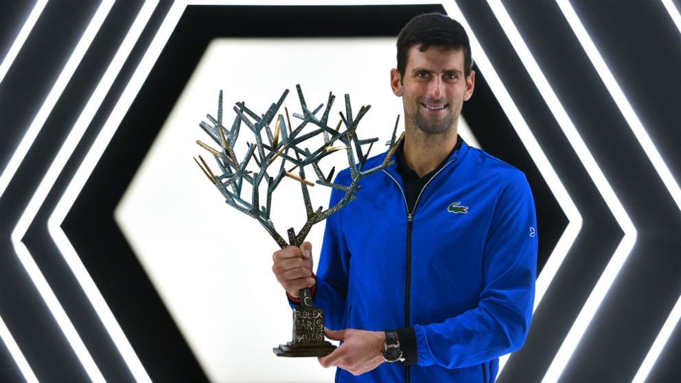 Djokovic posa con el trofeo de campeón de París-Bercy. (AFP)