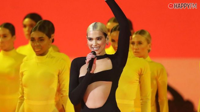 Dua Lipa brilla en la alfombra roja y sobre escenario de los EMA