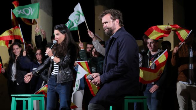 Iván Espinosa de los Monteros junto a Rocío Monasterio en un acto electoral de Vox. Foto: EP