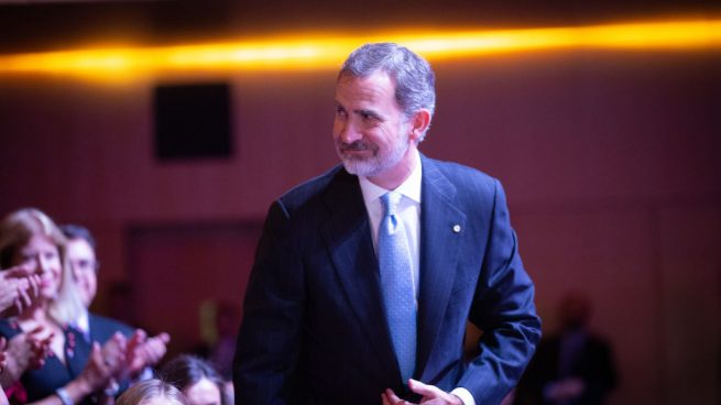 El rey Felipe VI agradece el aplauso de los presentes en en Palacio de Congresos de Barcelona @Getty