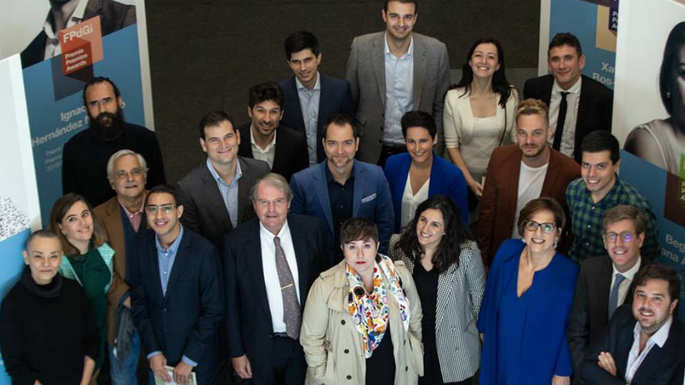 La directora general de la Fundación Princesa de Girona, Mònica Margarit (3d), y el presidente de la Fundación Francisco Bel.lil (4i) posan con ganadores de anteriores ediciones de los Premios Princesa de Gerona. (Efe)