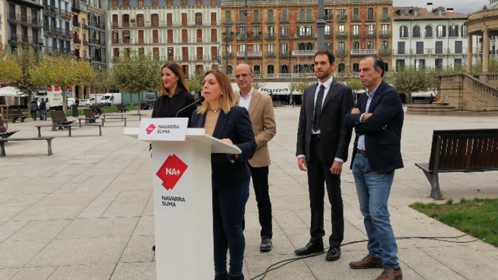 Los candidatos de Navarra Suma al Congreso y al Senado en un acto electoral en la plaza del Castillo de Pamplona. Foto: EP