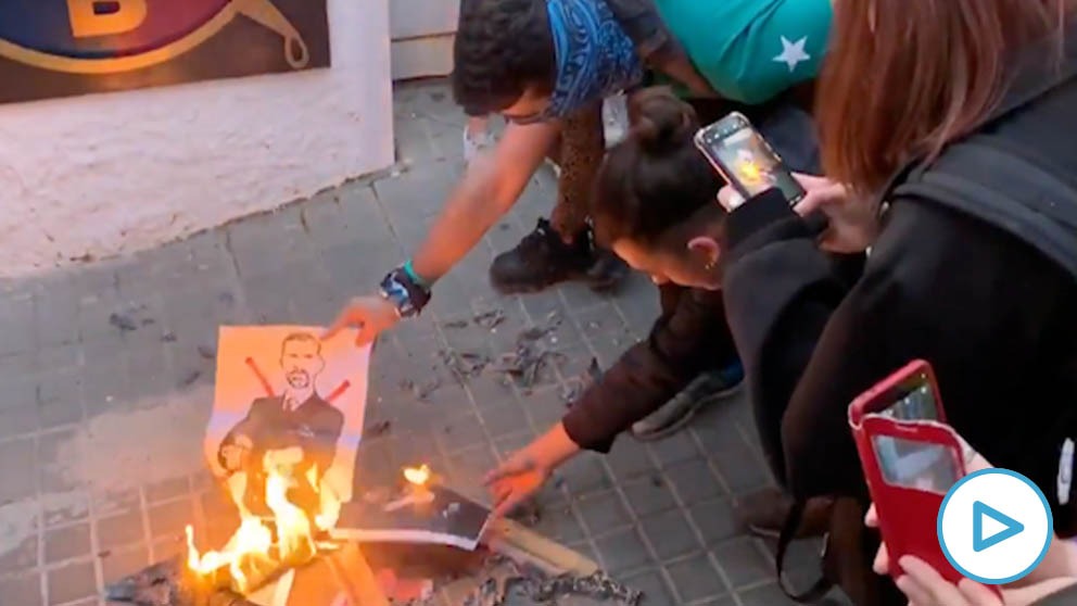 Radicales queman fotos del Rey.