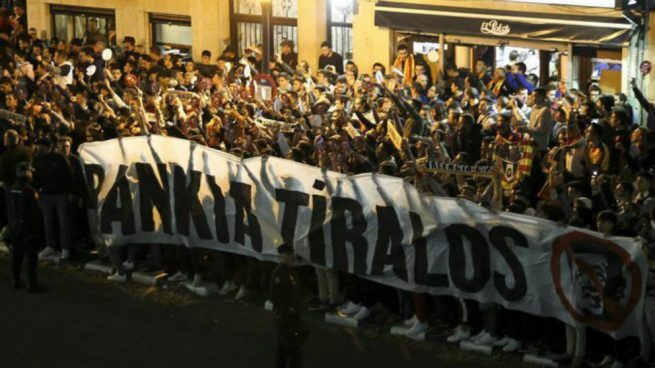 La afición del Valencia protesta contra la afición del club
