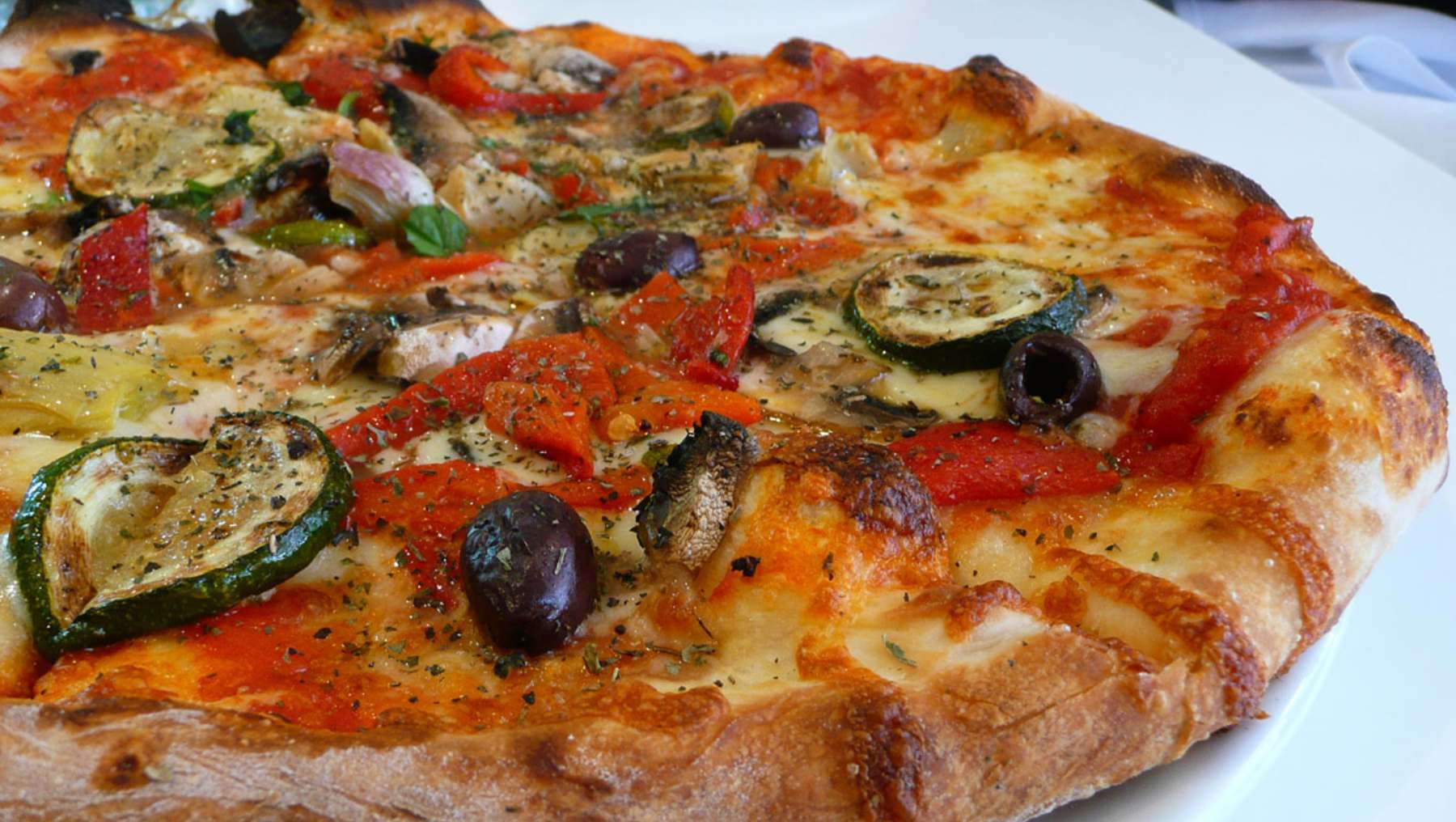 Pizza con boniato, berenjenas y espárragos: receta vegetariana