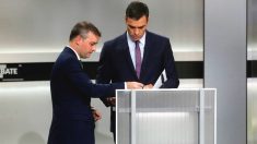 El candidato del PSOE, Pedro Sánchez (d), momentos antes del inicio del único debate electoral en el que participaron todos los candidatos a la presidencia del Gobierno. (Foto: Efe)