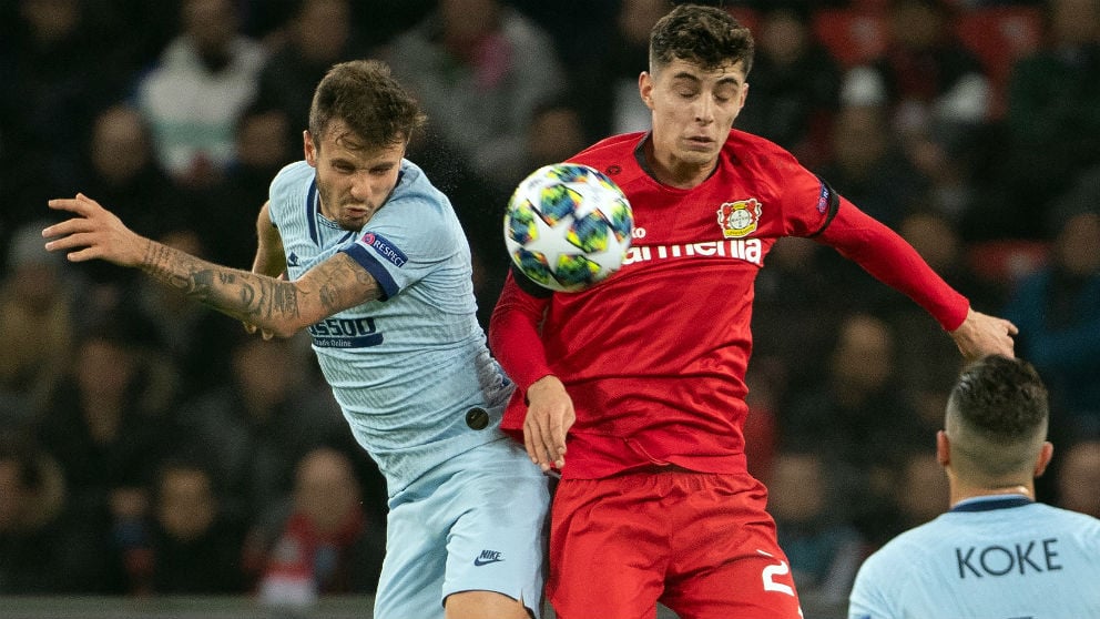 Saúl pelea un balón ante el Bayer Leverkusen. (AFP)