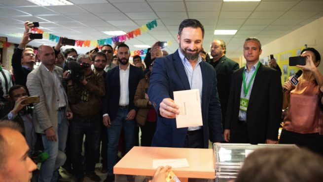 El líder de Vox, Santiago Abascal, votando en su colegio electoral. (Foto. TW)