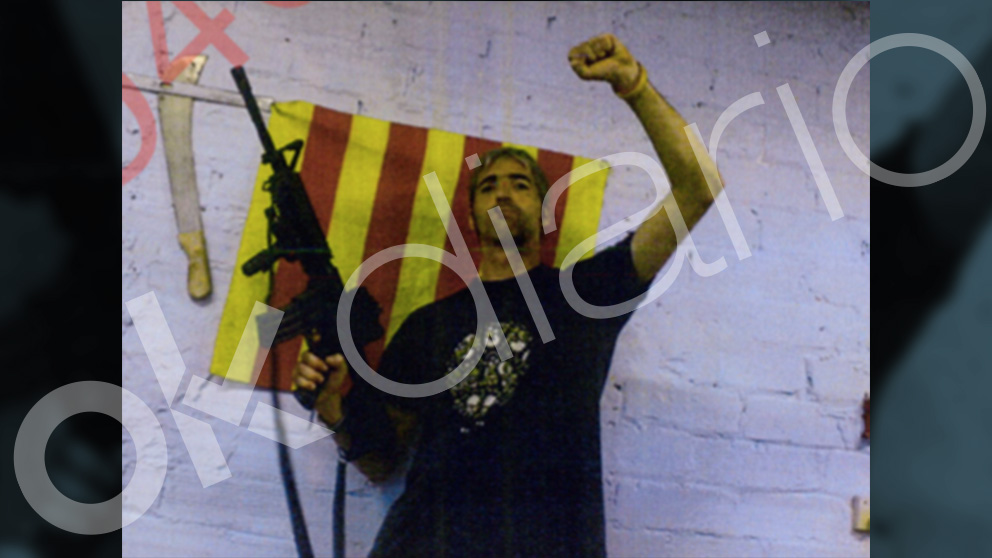 Alexis Codina, uno de los CDR, posando con un arma y una bandera.