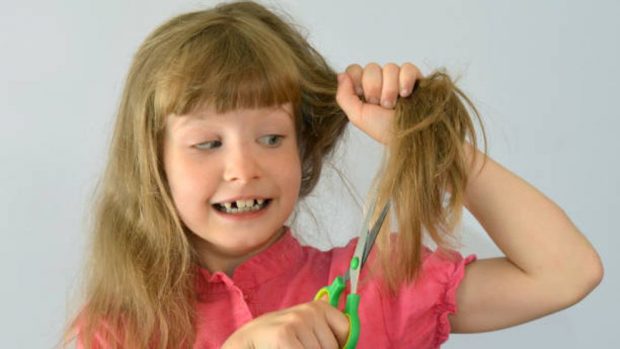¿Por qué a los niños les gusta cortarse el pelo a sí mismos"