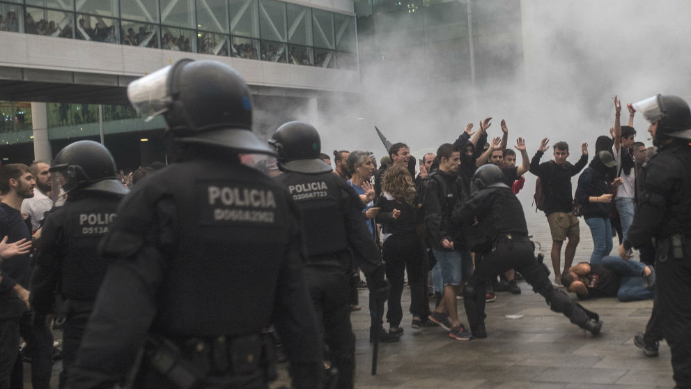 Los Mossos cargan contra manifestantes separatistas en el Aeropuerto de Barcelona-El Prat (Foto: Europa Press).