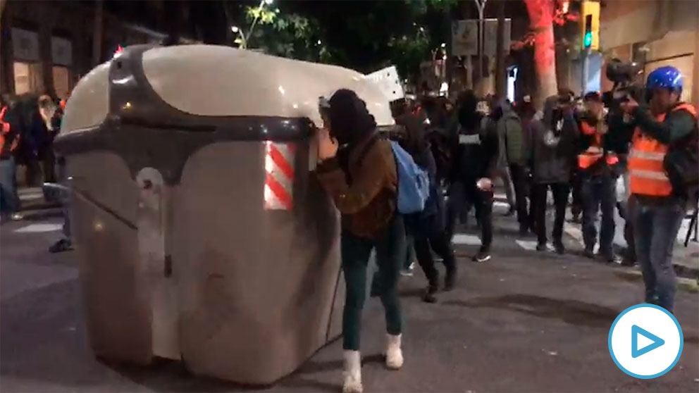 Radicales intentan montar barricadas con contenedores.