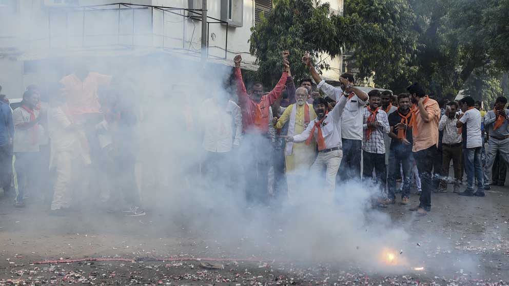 Hindúes celebran la decisión del Supremo sobre el tempo de Ayodhya. Foto: AFP
