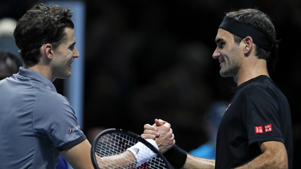 Dominic Thiem y Roger Federer se saludan. (AFP)