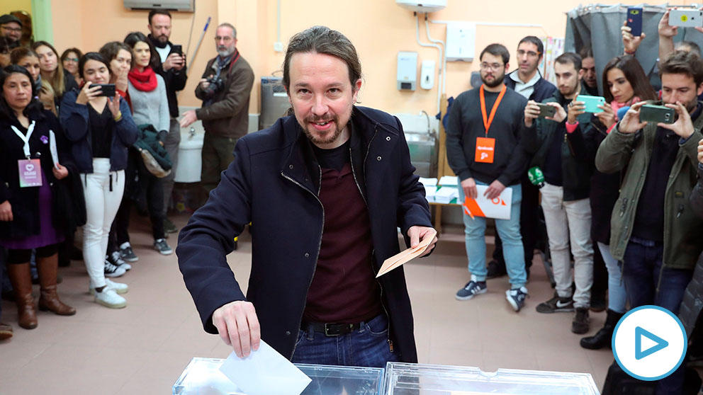 El líder de Unidas Podemos Pablo Iglesias deposita su voto en la localidad madrileña de Galapagar. (Foto: EFE).
