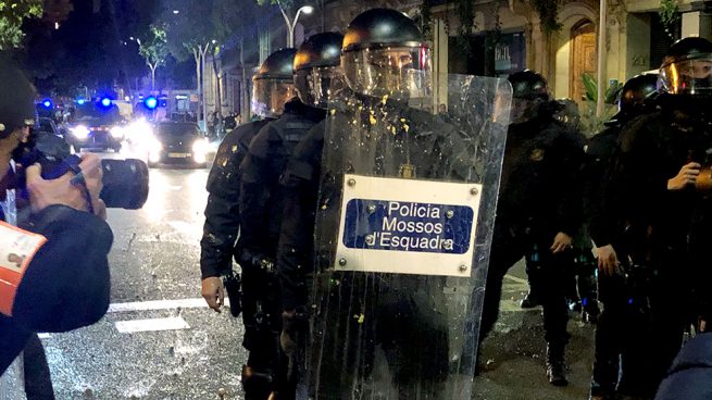 Enfrentamientos entre mossos e independentistas. (Foto: Enrique Falcón)
