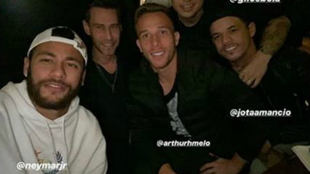 Neymar, junto a Arthur y los ‘toiss’ en Barcelona.