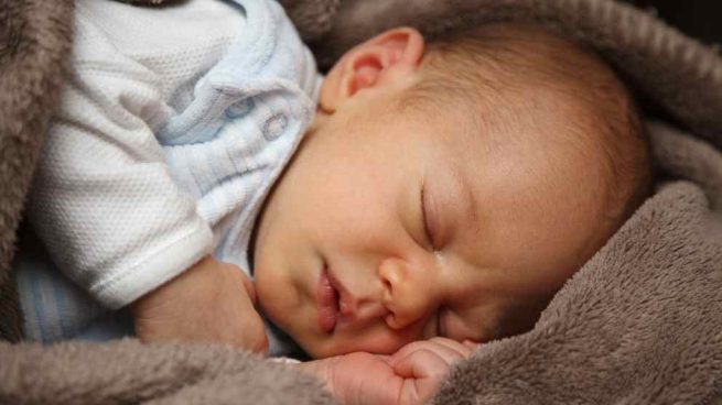 Niño recién nacido tratamiento sanitario maternidad bebé pequeño