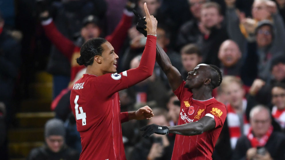 Van Dijk y Mané celebran uno de los goles del Liverpool al City. (Getty)