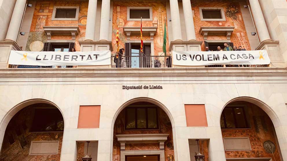 Pancartas golpistas en la fachada de la Diputación de Lérida.