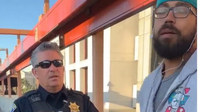 Facebook: Intenta entrar en un tren con una hamburguesa y acaba detenido