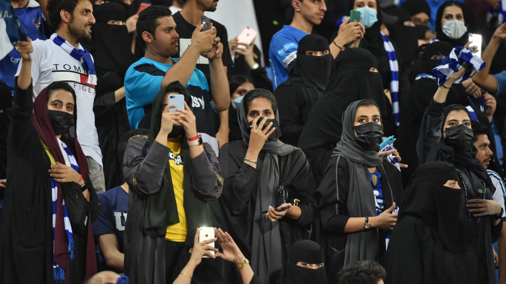 Un grupo de mujeres presenciando un partido en Arabia Saudí. (AFP)