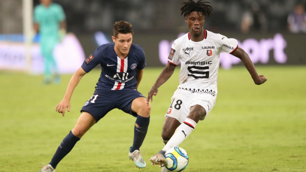 Camavinga, durante un partido ante el PSG, perseguido por Ander Herrera. (Getty)