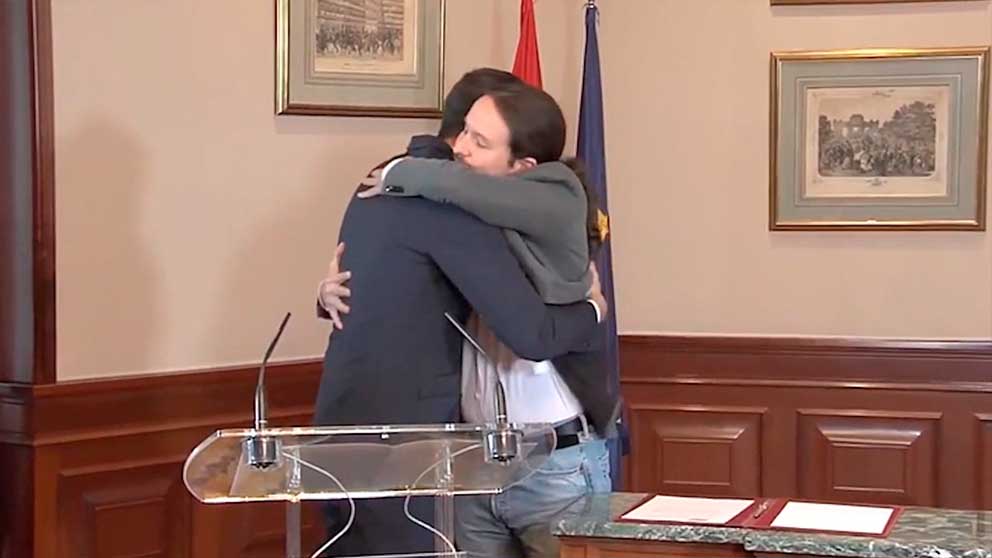 Abrazo entre Pablo Iglesias y Pedro Sánchez después de anunciar su acuerdo para la XIV Legislatura.