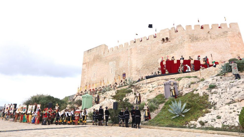 En Petrer realizan una fiesta a modo de homenaje a los Capitanes de las comparsas