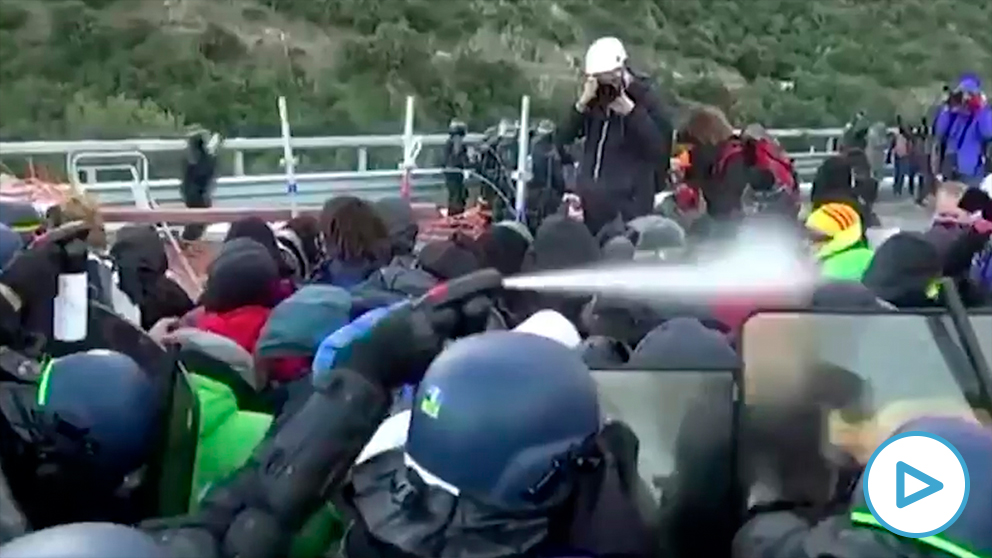 Antidisturbios franceses lanzan gas pimienta a los independentistas