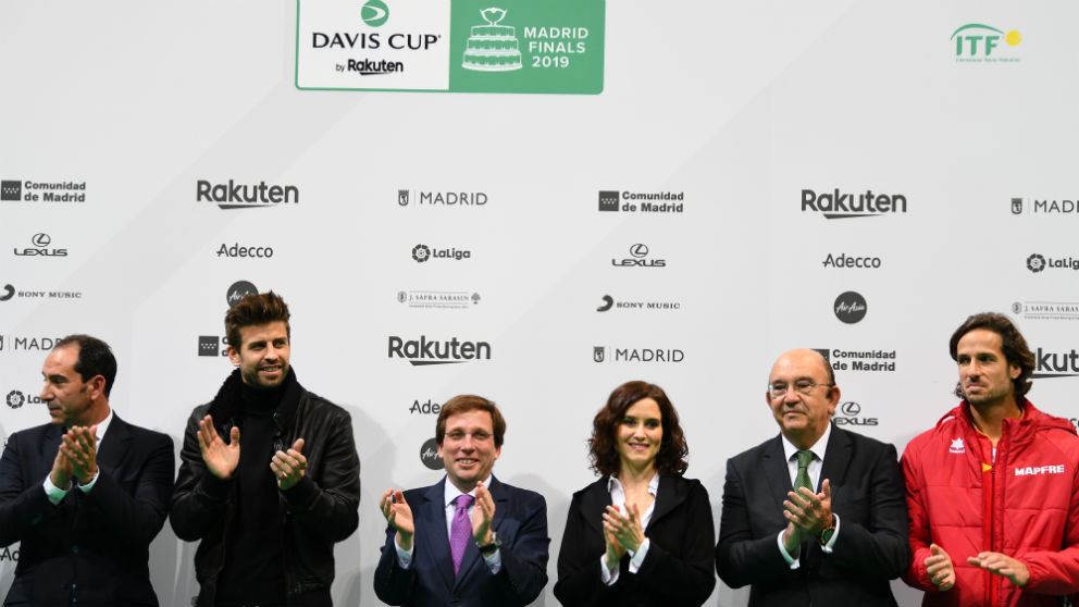 Piqué aplaude junto a las autoridades en el estreno de la Copa Davis. (AFP)