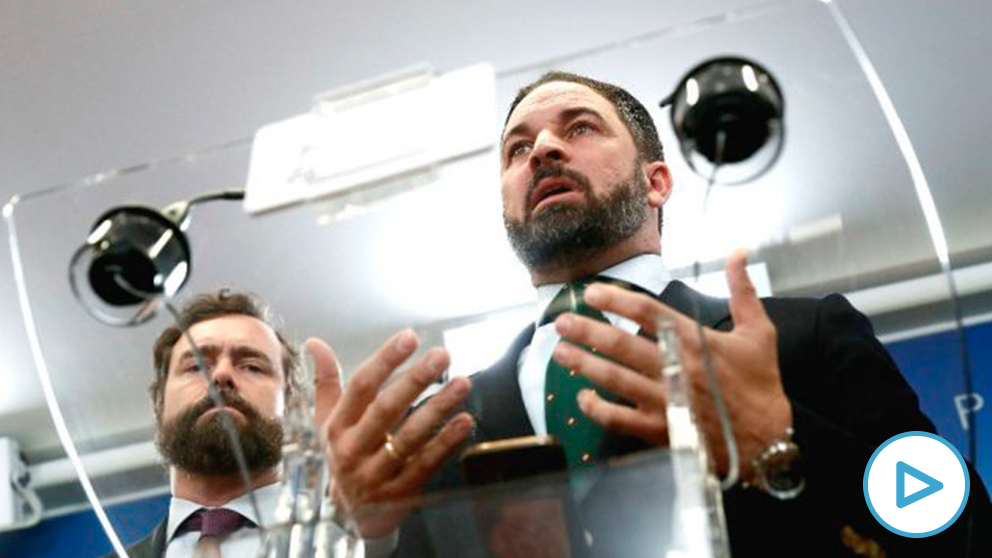 El presidente de Vox, Santiago Abascal (d), acompañado del portavoz del Grupo Parlamentario de Vox Iván Espinosa de los Monteros expone la posición de su formación respecto al acuerdo de Gobierno anunciado por PSOE y Podemos. (Foto: Efe)