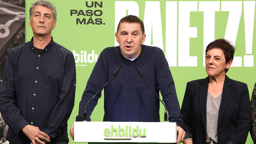 Arnaldo Otegi, coordinador general de EH Bildu, junto a los diputados Oskar Matute y Mertxe Aizpurua. (Foto: Efe)