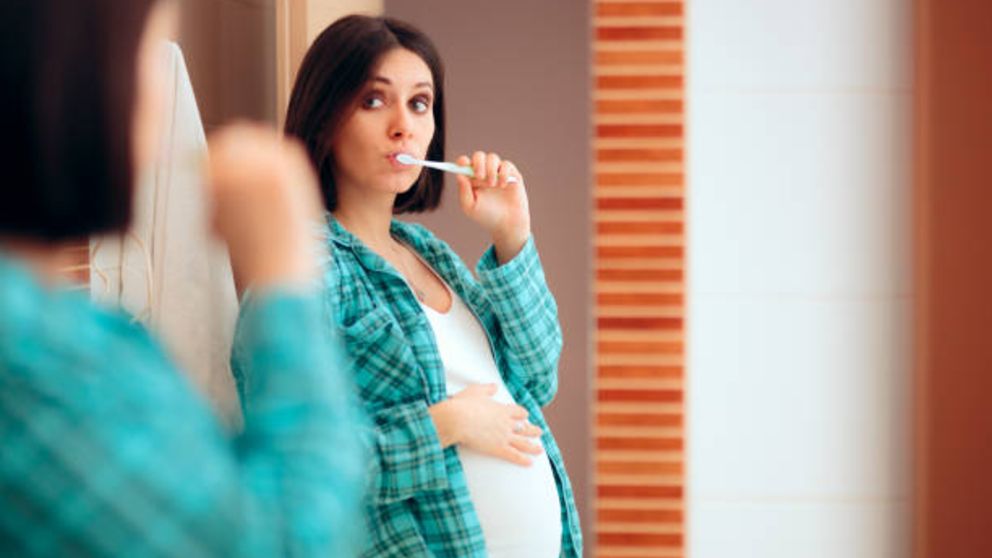 Pasos para cuidar y prevenir las encías durante el embarazo