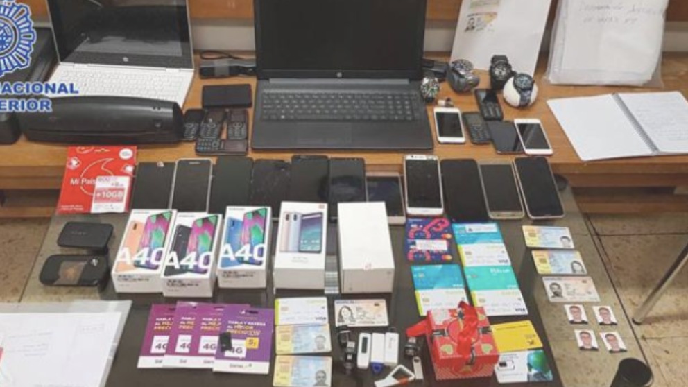 Material incautado a la red de estafa desarticulada por la Policía Nacional.
