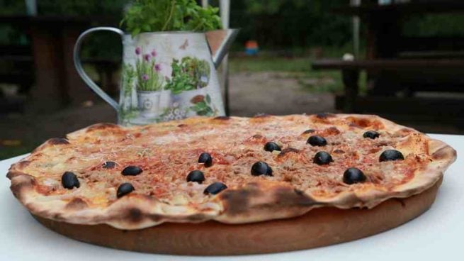 Pizza de atún con anchoas y alioli