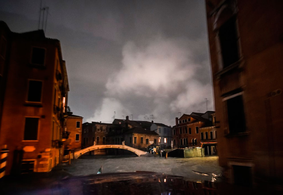 La excepcional marea que azotó la noche del martes a Venecia alcanzó los 187 centímetros sobre el nivel de referencia. Foto: AFP